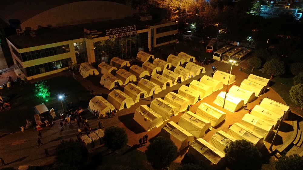 İzmir’de çadır kentte kalan vatandaşlar depremde yaşadığı büyük paniği anlattı