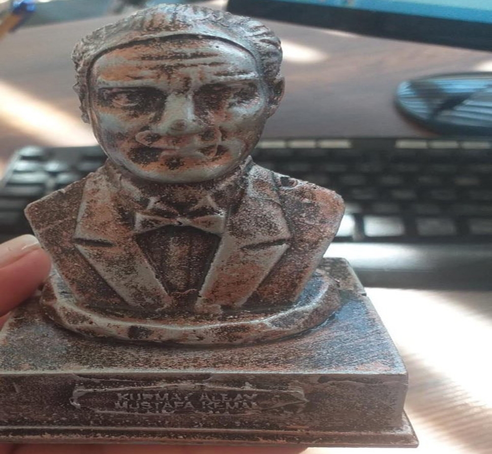 İzmir’de dağıtılan Atatürk büstü tartışmaya neden oldu