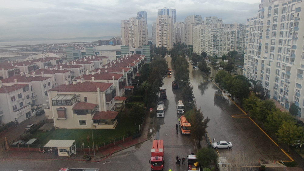 İzmir’de deniz taştı, felaketin boyutu havadan görüntülendi