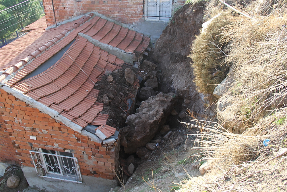 İzmir’de depremden sonra heyelan paniği: Bazı evler zarar gördü