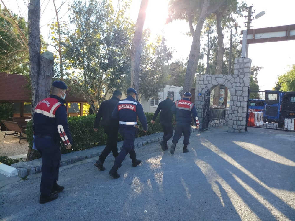 İzmir’de dolandırıcılık operasyonu: 6’sı kamu görevlisi 8 gözaltı
