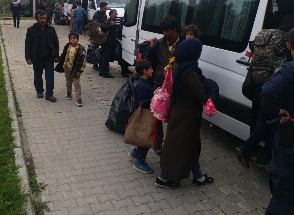 İzmirde Durdurulan Araçtan 21 Göçmen Çocuk Çıktı