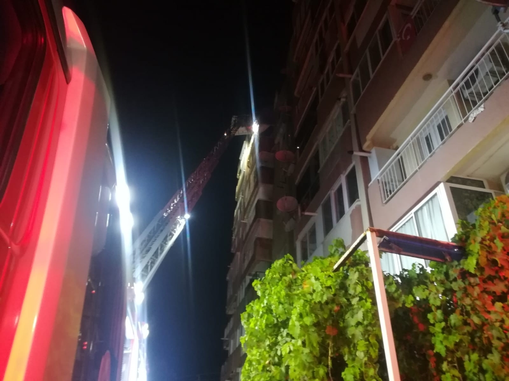 İzmir’de ev yangını: emekli öğretmen yaşamını yitirdi