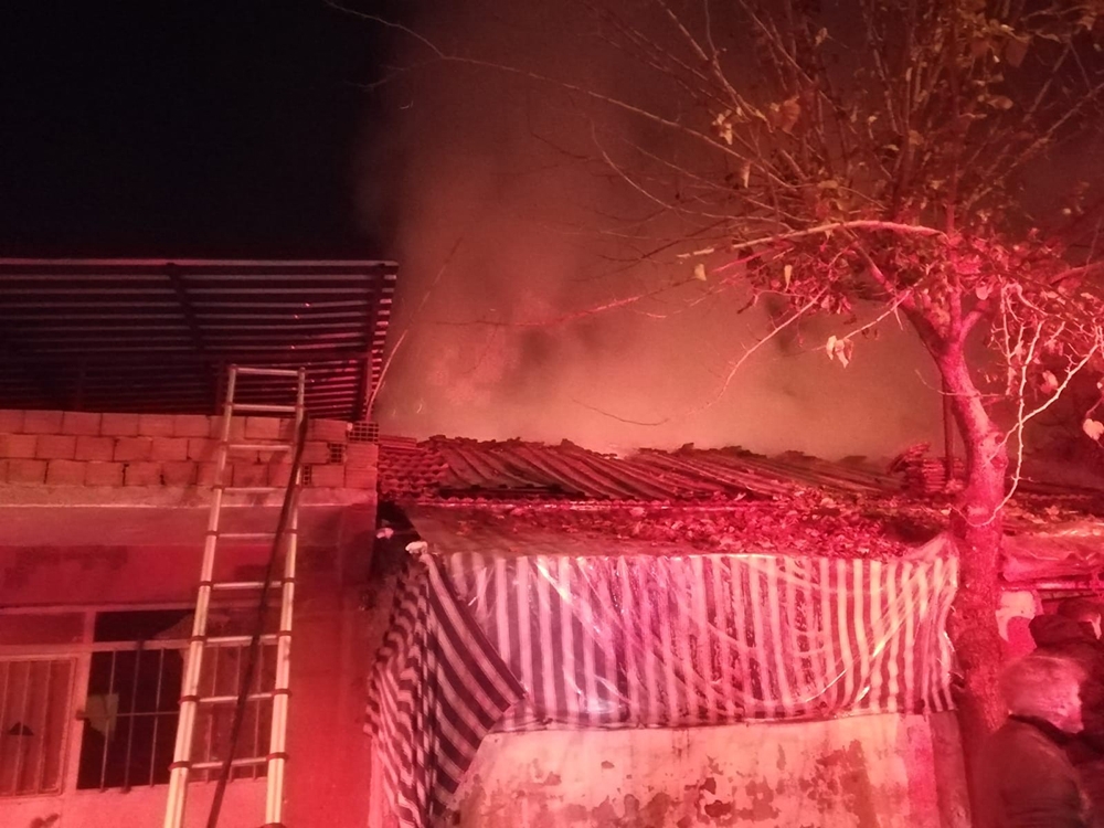 İzmir’de evde çıkan yangın bitişikteki binaya sıçradı