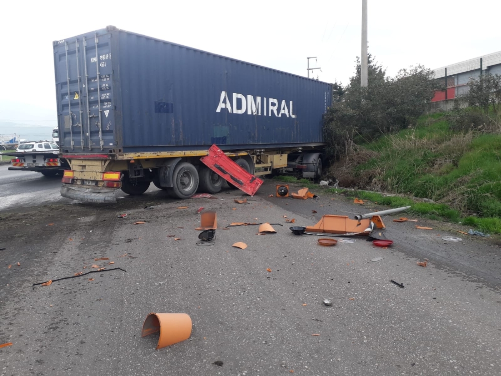 İzmir’de faciadan dönüldü: İki tır ile kamyon çarpıştı