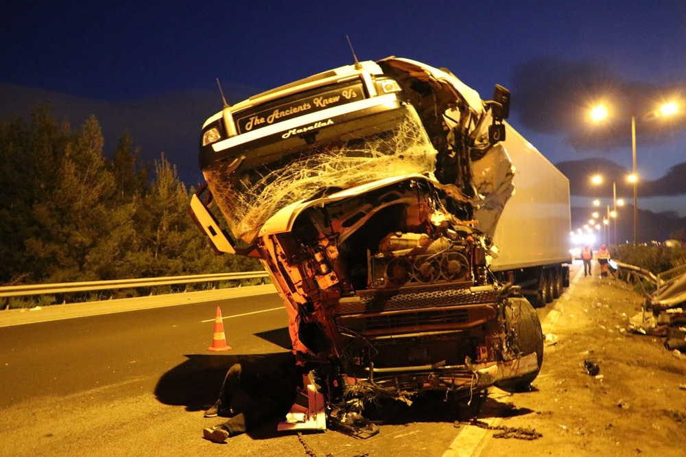 İzmir’de feci kaza: 1 ölü, 1 yaralı
