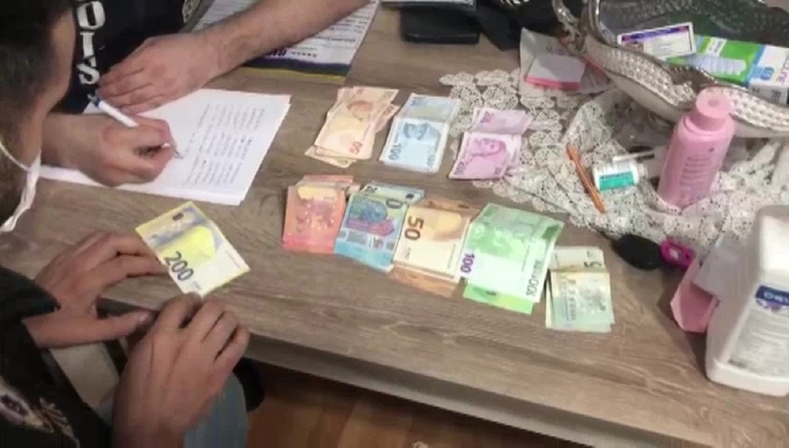 İzmir’de FETÖ’nün Gaybubet Evlerine operasyon: 35 gözaltı
