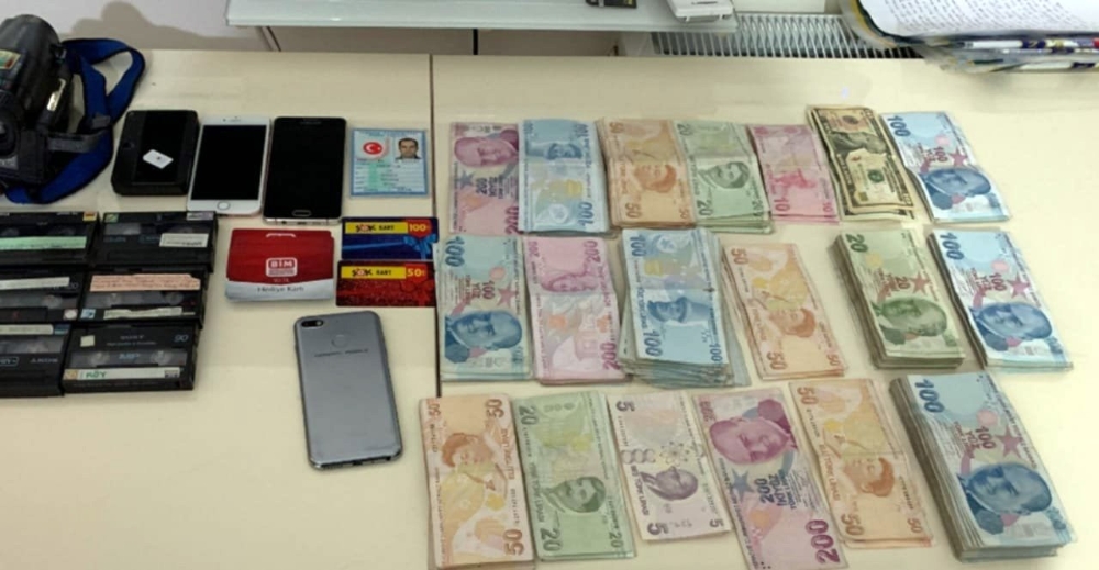 İzmir’de FETÖ’nün hücre evlerine operasyon: 74 gözaltı