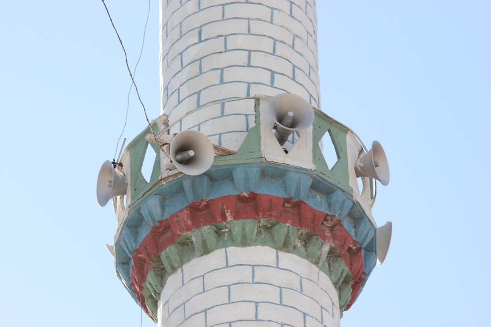 İzmir’de fırtına cami minaresinden beton parçalar koparttı