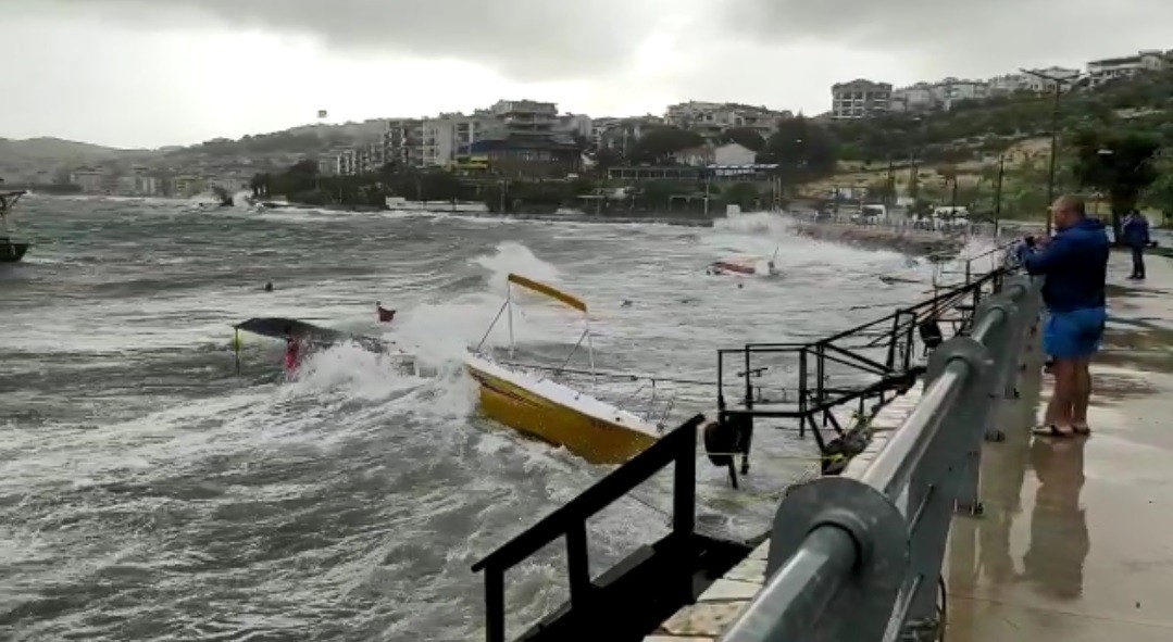 İzmir’de fırtına etkili oluyor: Dikili’de tekneler battı