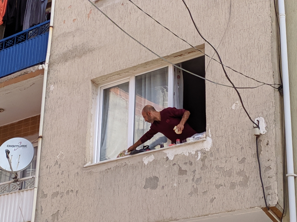 İzmir’de garip olay: Eşyaları sokağa atıp pencere kenarında kahvaltı yaptı