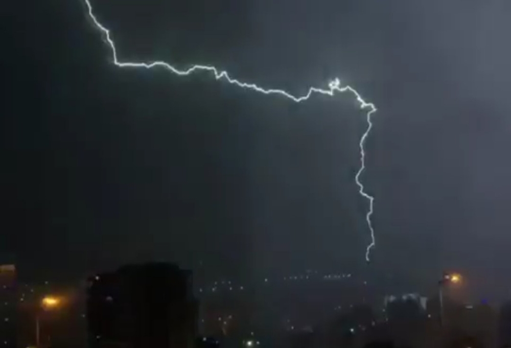 İzmir’de geceyi yıldırımlar aydınlattı