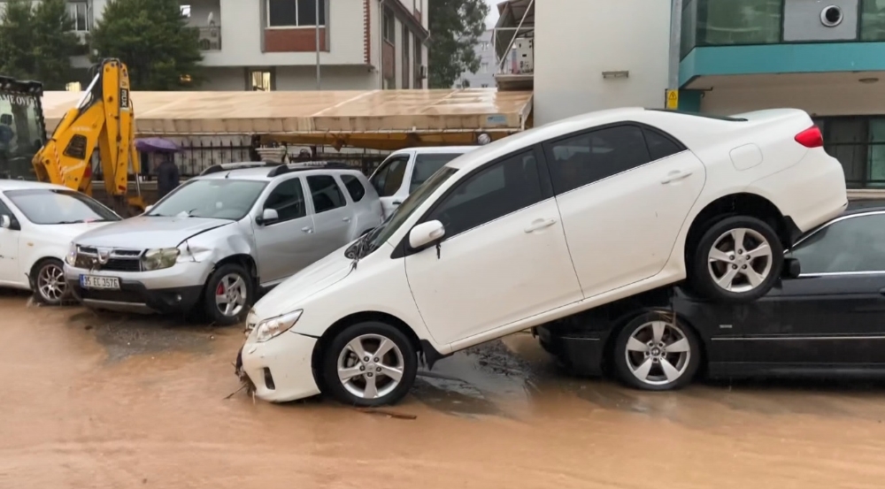 İzmir’de görülmemiş sel felaketi: Vali Köşger ve Başkan Çalkaya’dan inceleme