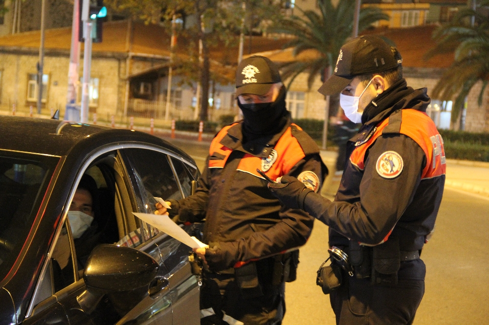 İzmir’de hafta sonunu kapsayan sokağa çıkma kısıtlaması başladı