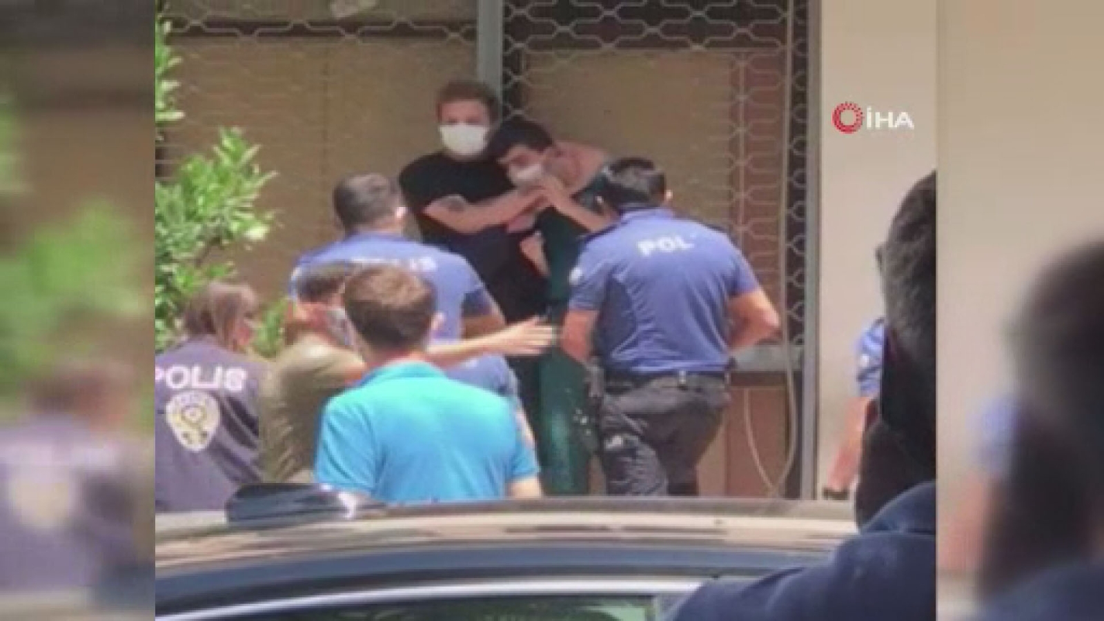 İzmir’de hareketli anlar: Bıçaklı saldırgan engelli memuru rehin aldı