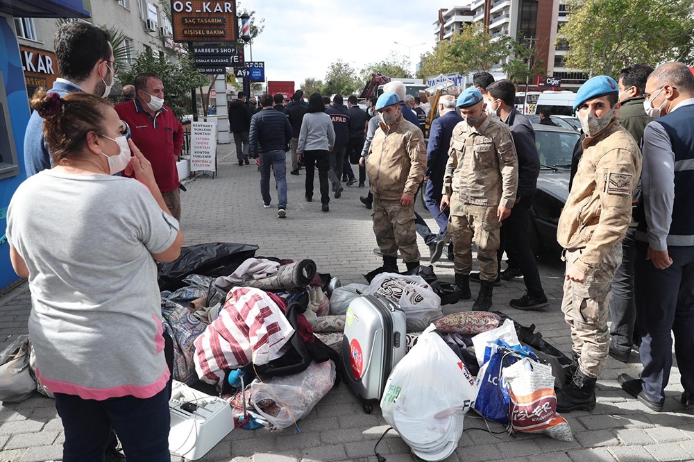 İzmir’de hasarlı binalardan tahliyeler devam ediyor