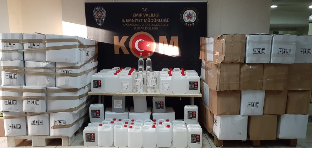 İzmir’de iki ayrı depoya baskın: Yaklaşık 8 ton sahte etil alkol ele geçirildi