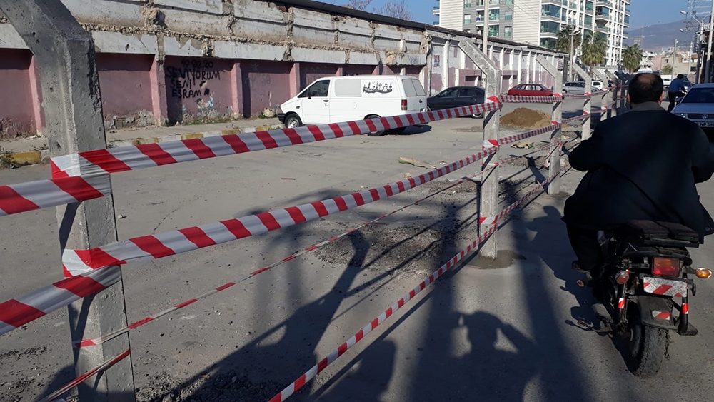 İzmir’de ilginç olay: ’Sokak benim’ dedi, beton çitlerle kapattı
