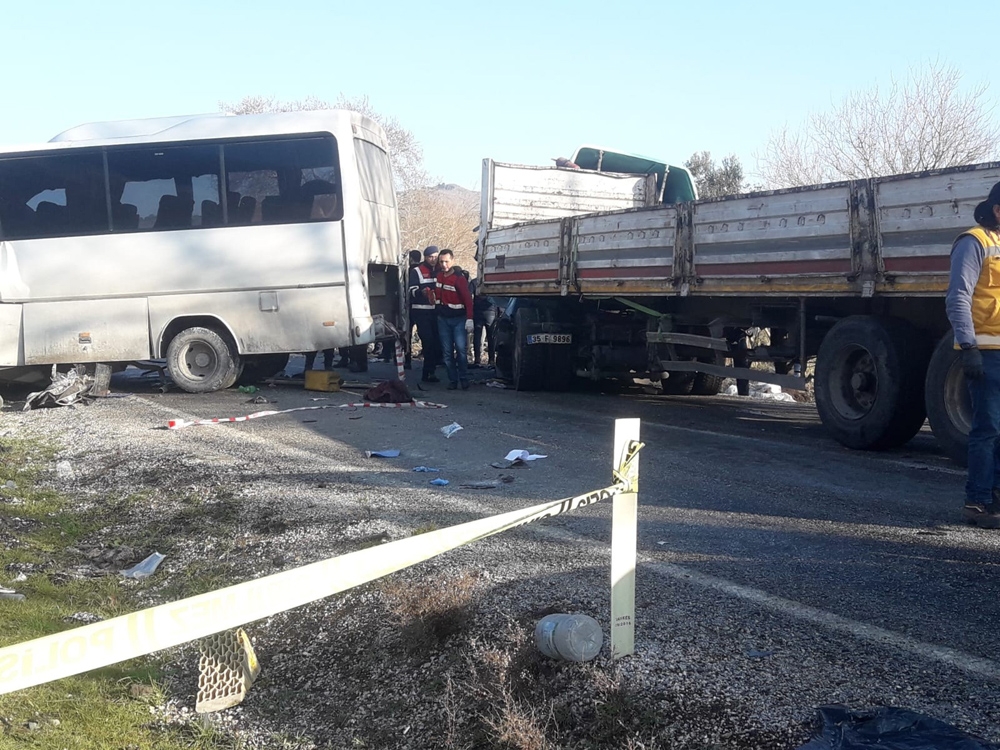 İzmir’de işçi servisi ile kamyon çarpıştı: 4 ölü, 8 yaralı