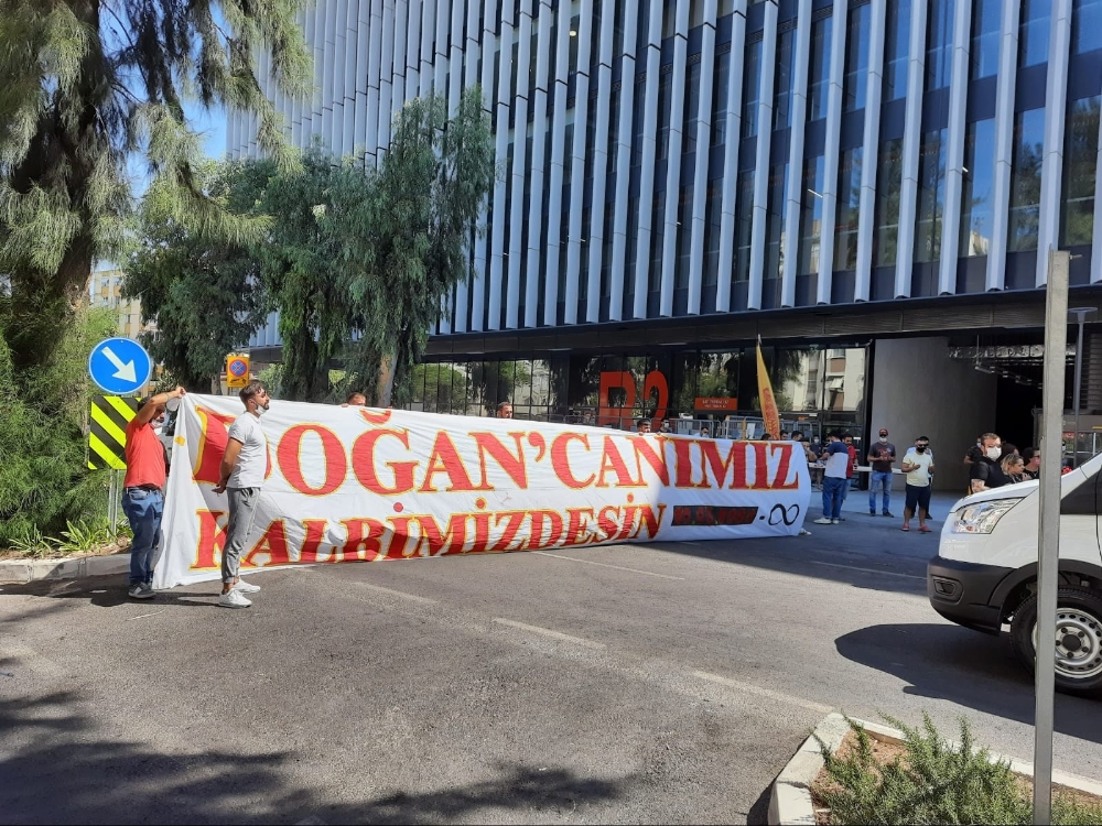 İzmir’de kalbinden bıçaklanarak hayatını kaybeden genç defnedildi