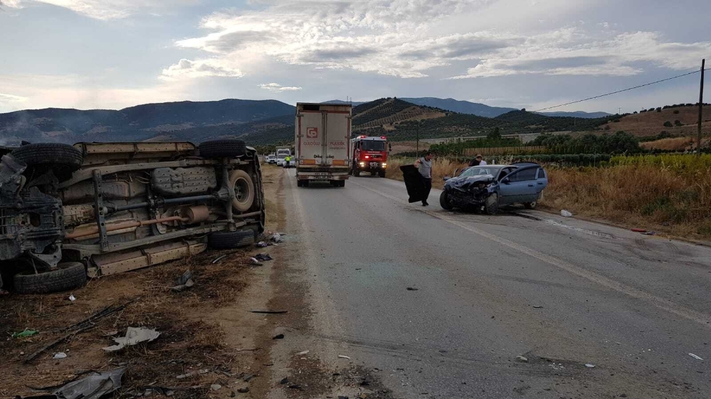 İzmir’de kamyonet ile otomobil çarpıştı: 5 yaralı