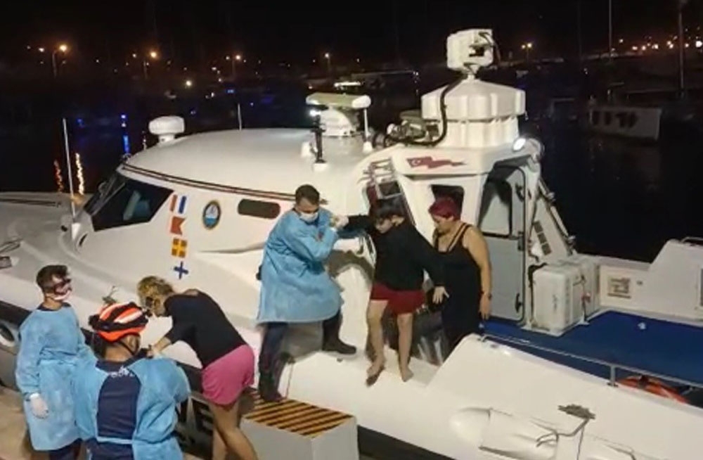 İzmir’de lastik bot içerisindeki 6 düzensiz göçmen kurtarıldı