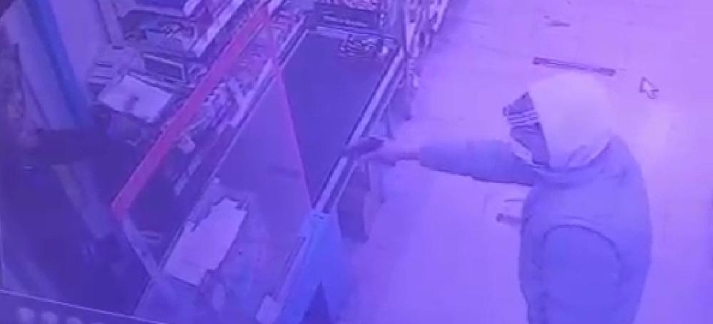İzmir’de marketteki silahlı soygun girişimi kamerada