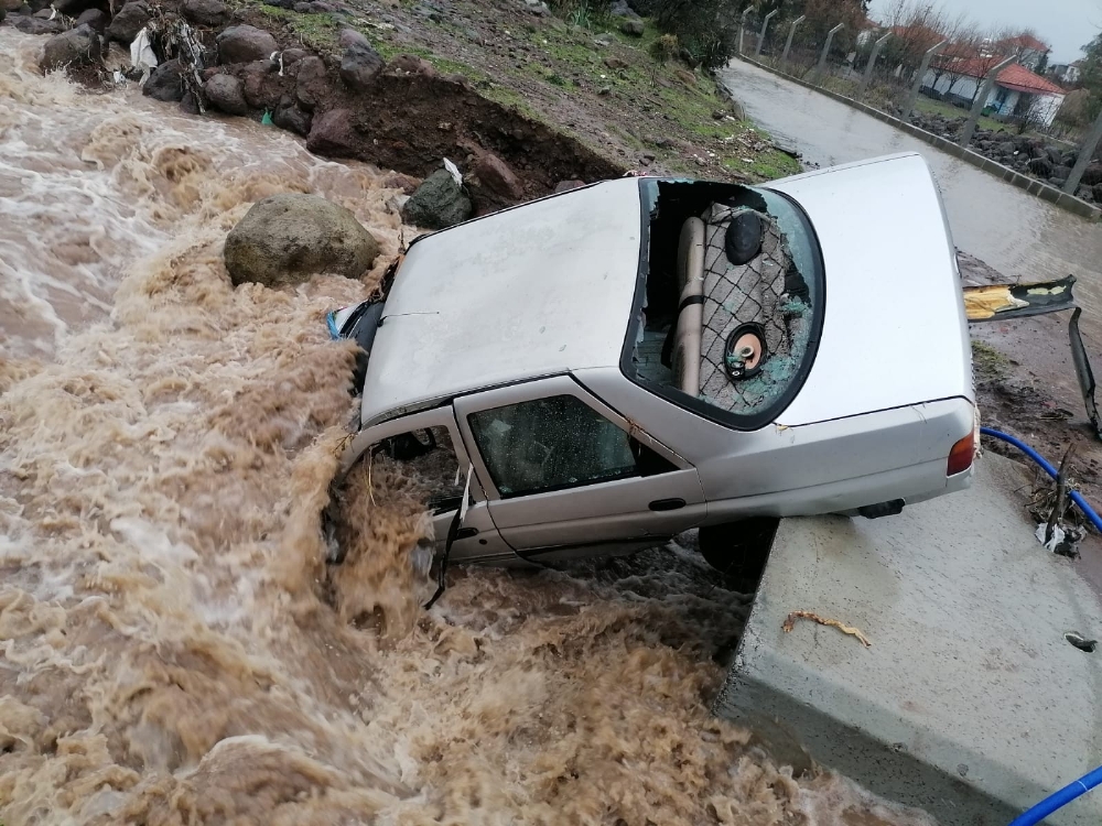 İzmir’de park halindeki araç sel sularına teslim oldu