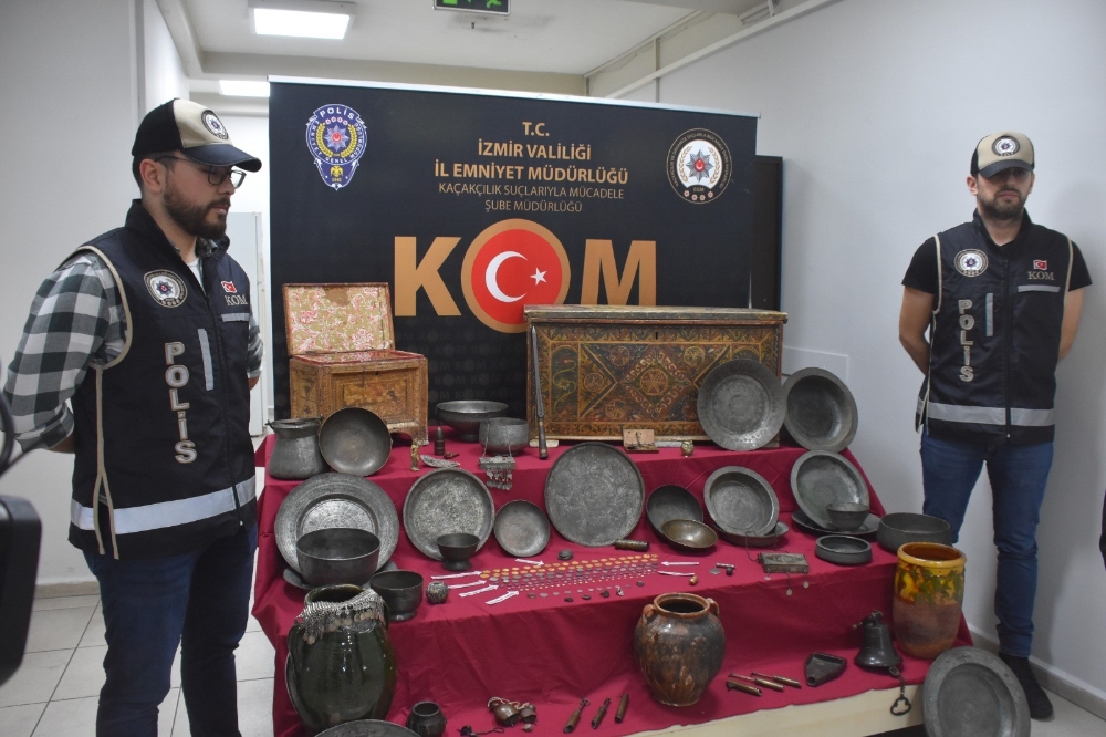 İzmir’de piyasa değeri 15 milyon lira olan tarihi eserler ele geçirildi