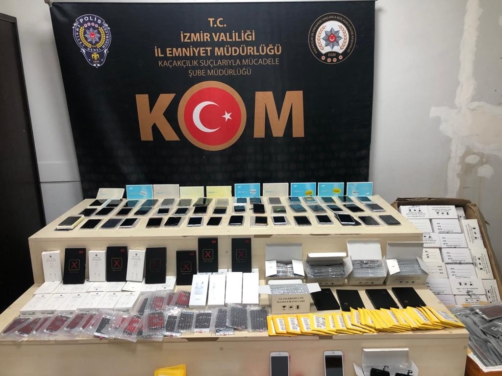İzmir’de piyasa değeri 4 milyon lira olan kaçak ürün ele geçirildi