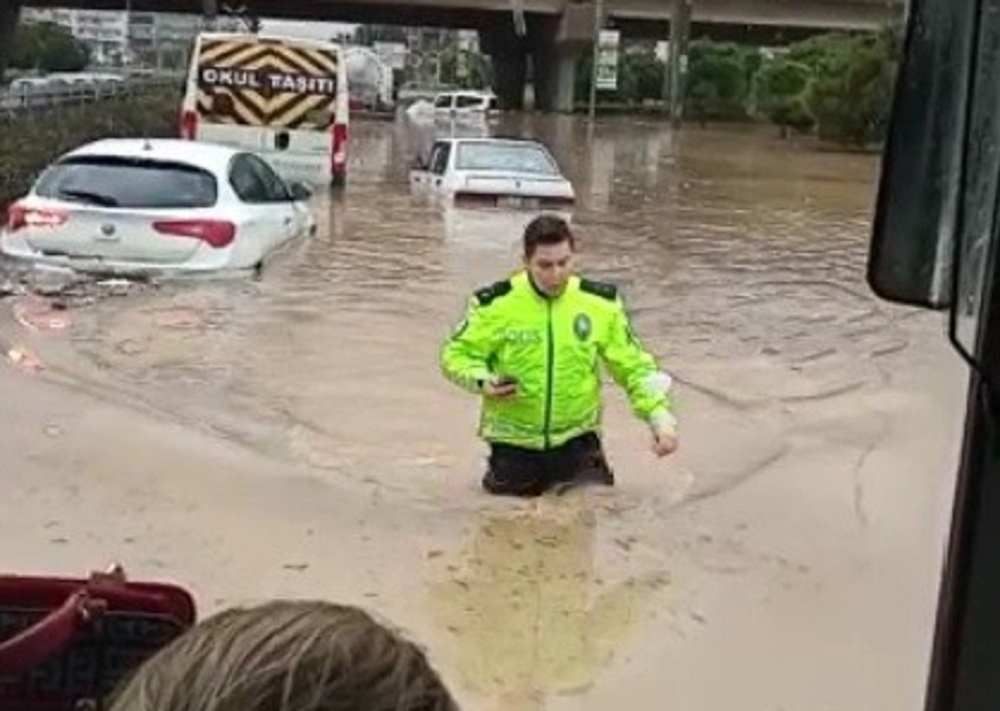 İzmir’de polis beline kadar suya girdi, yardıma koştu