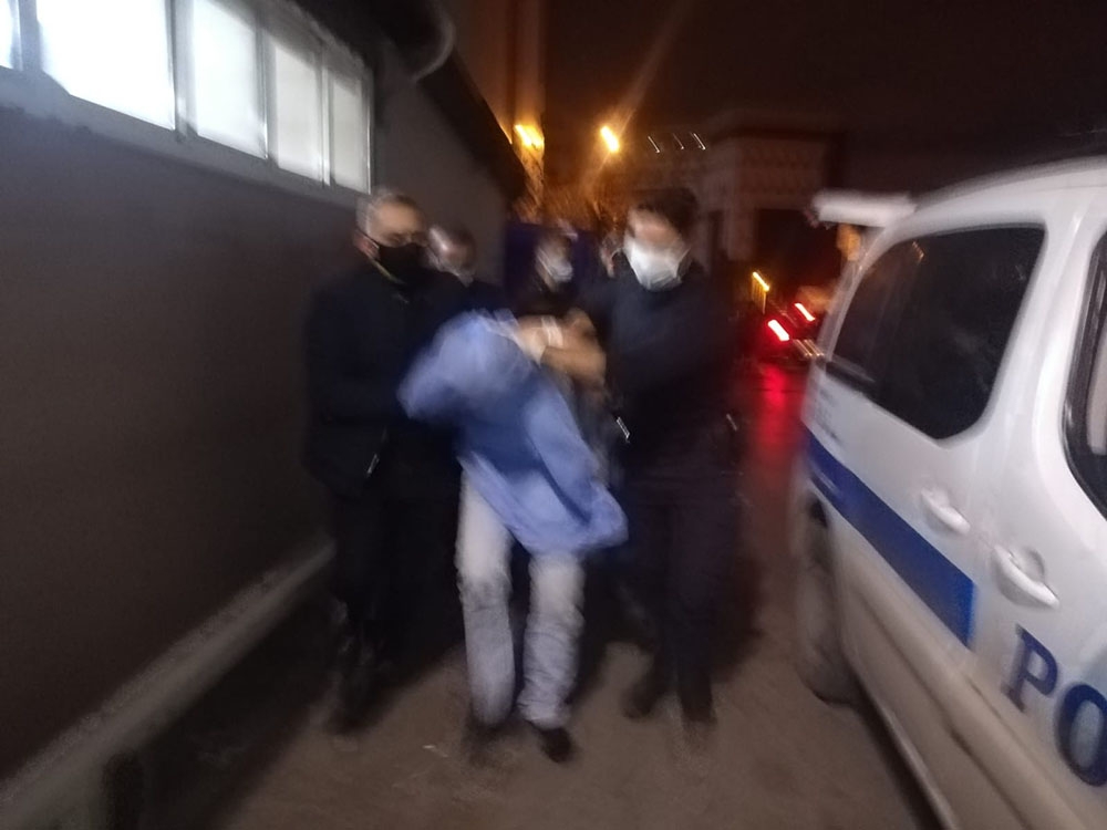 İzmir’de polis memuruna döner bıçaklı saldırı