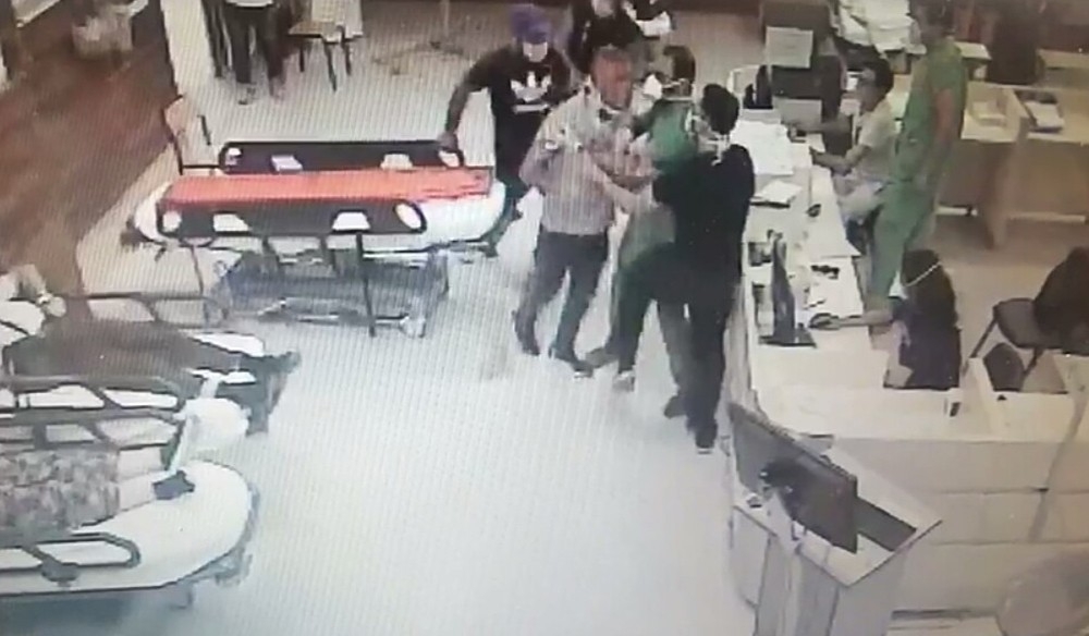 İzmir’de polis ve doktorları darp eden şüpheliler serbest bırakıldı