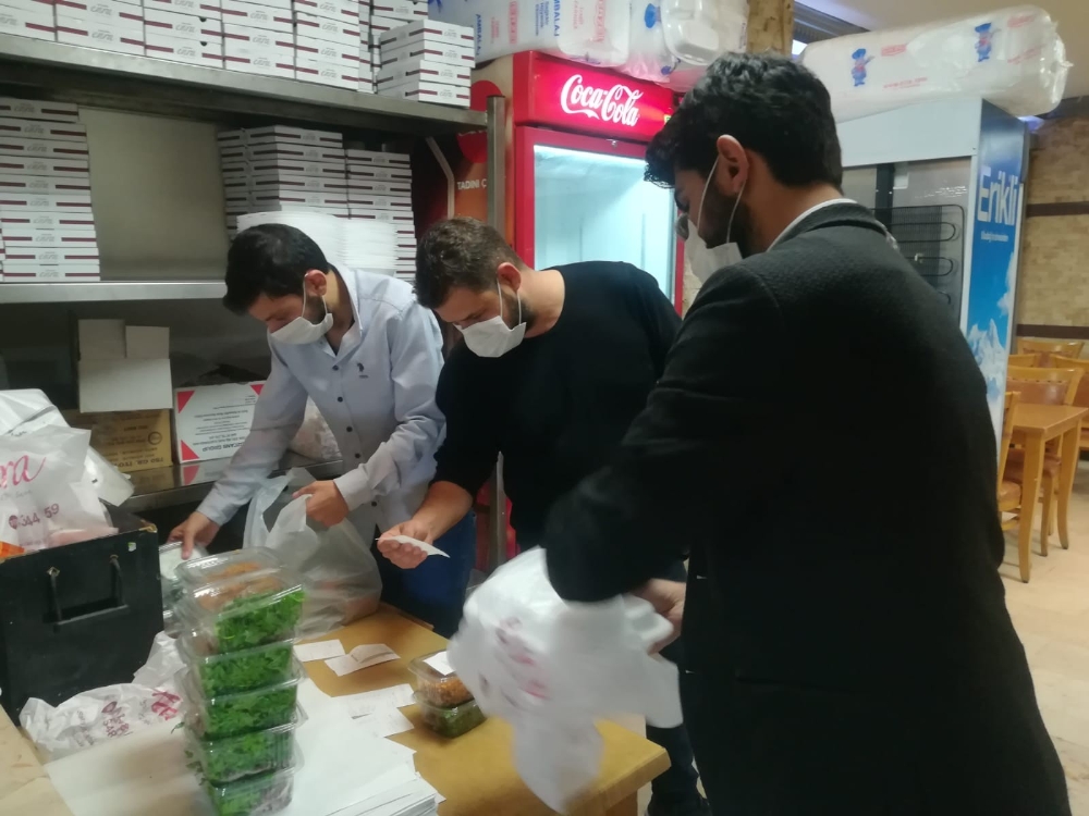 İzmir’de restoranlarda paket servisi yoğunluğu