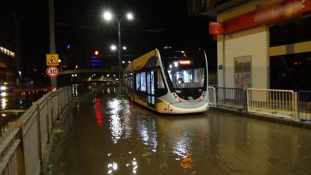İzmir’de sağanak yağışın bilançosu: 212 iş yeri ve haneyi su bastı