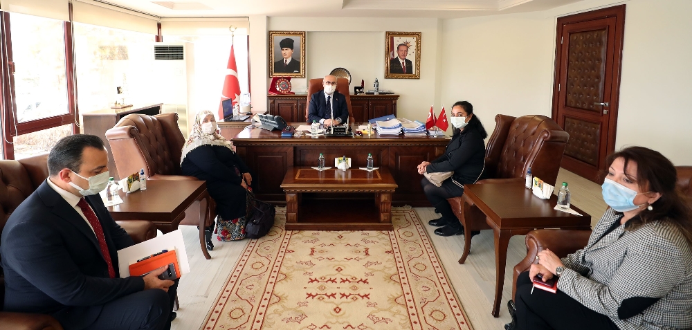 İzmir’de selden zarar gören vatandaşlara nakdi yardım dağıtılmaya başlandı