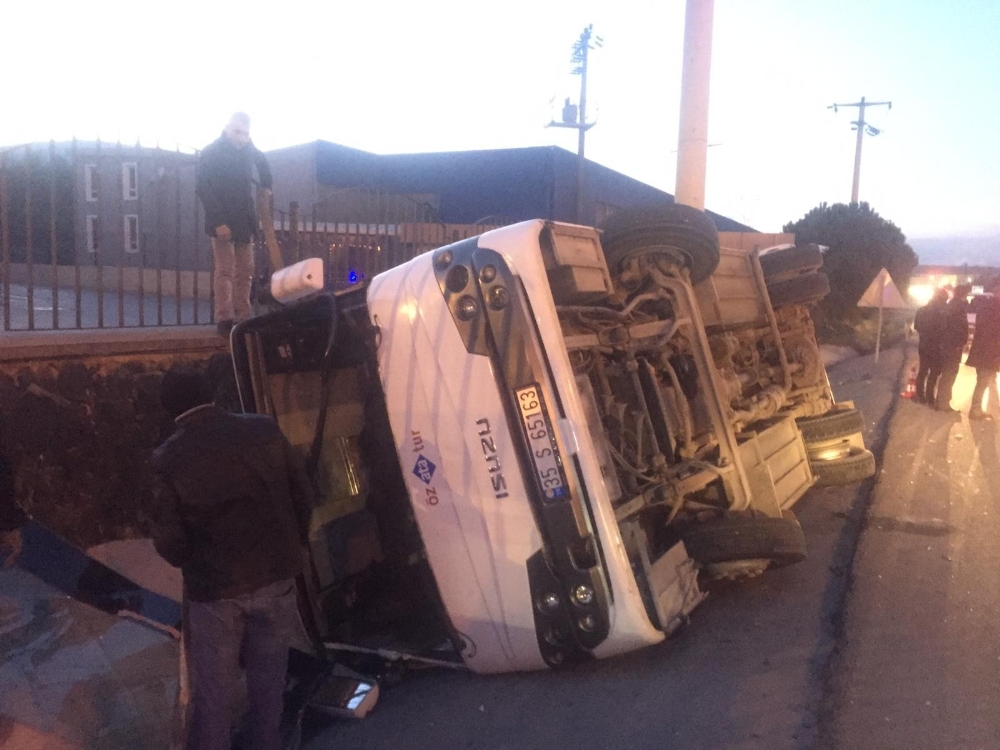 İzmir’de servis aracı devrildi: 8 yaralı