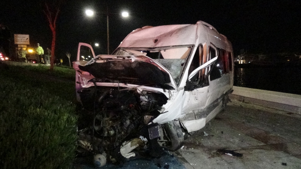 İzmir’de servis minibüsü sahil bandına uçtu: 2 ağır yaralı