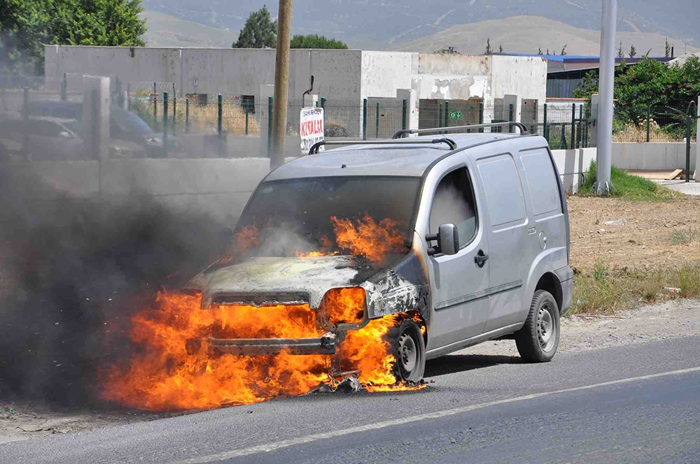 İzmir’de seyir halindeki araç alev alarak yandı