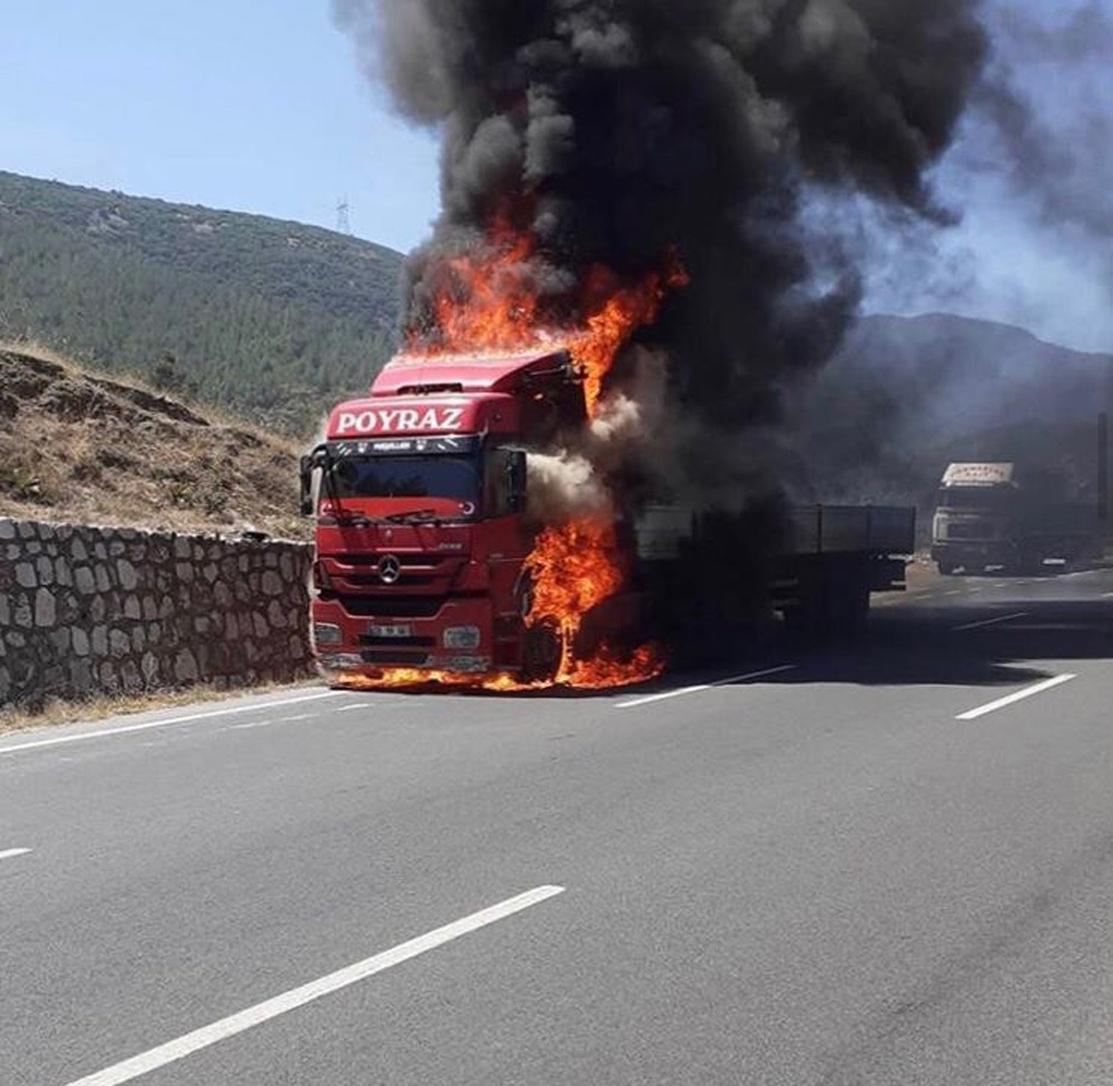 İzmir’de seyir halindeki tır alev topuna döndü