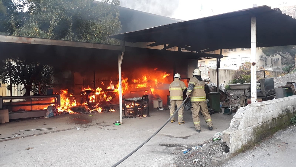 İzmir’de sobadan çıkan yangın kulübeyi sardı