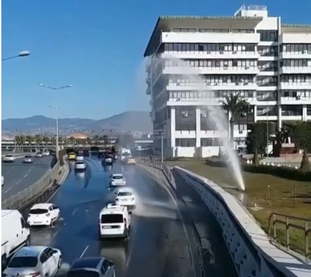 İzmir’de su borusu patladı; sürücüler fışkıran suyla araçlarını yıkadı