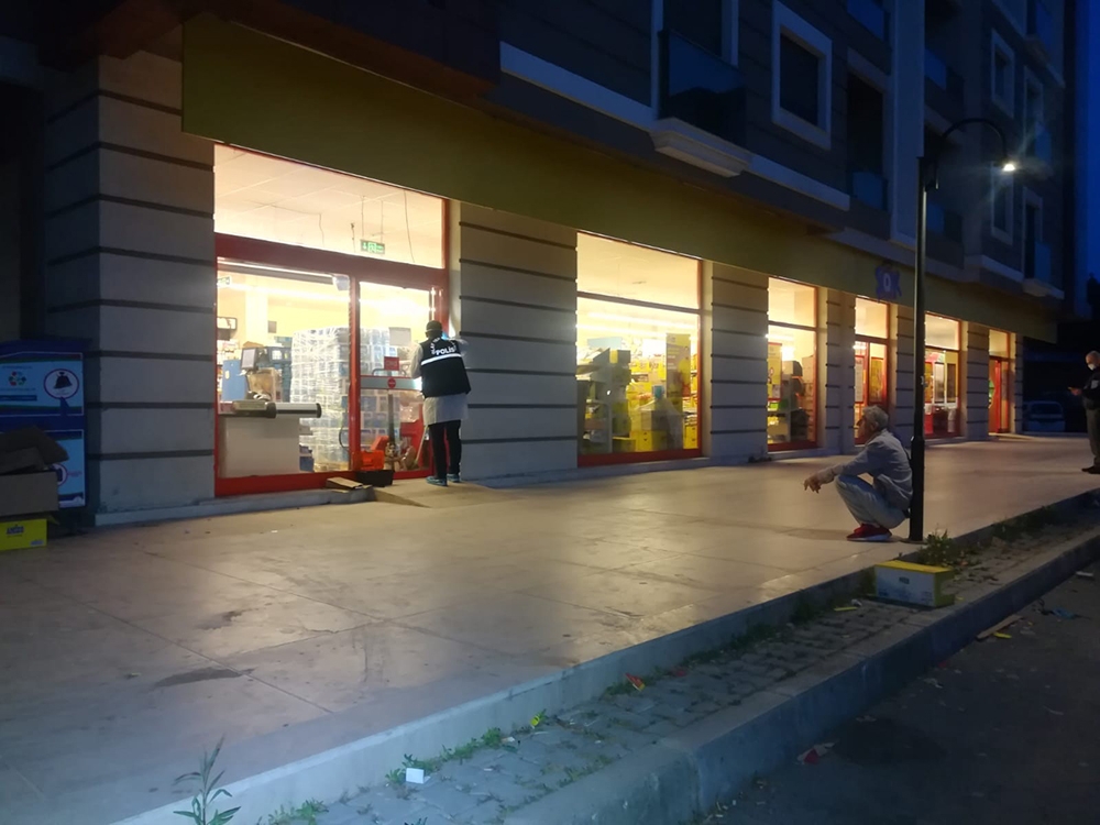 İzmir’de süpermarket zincirinden 4 dakikada 500 liralık hırsızlık