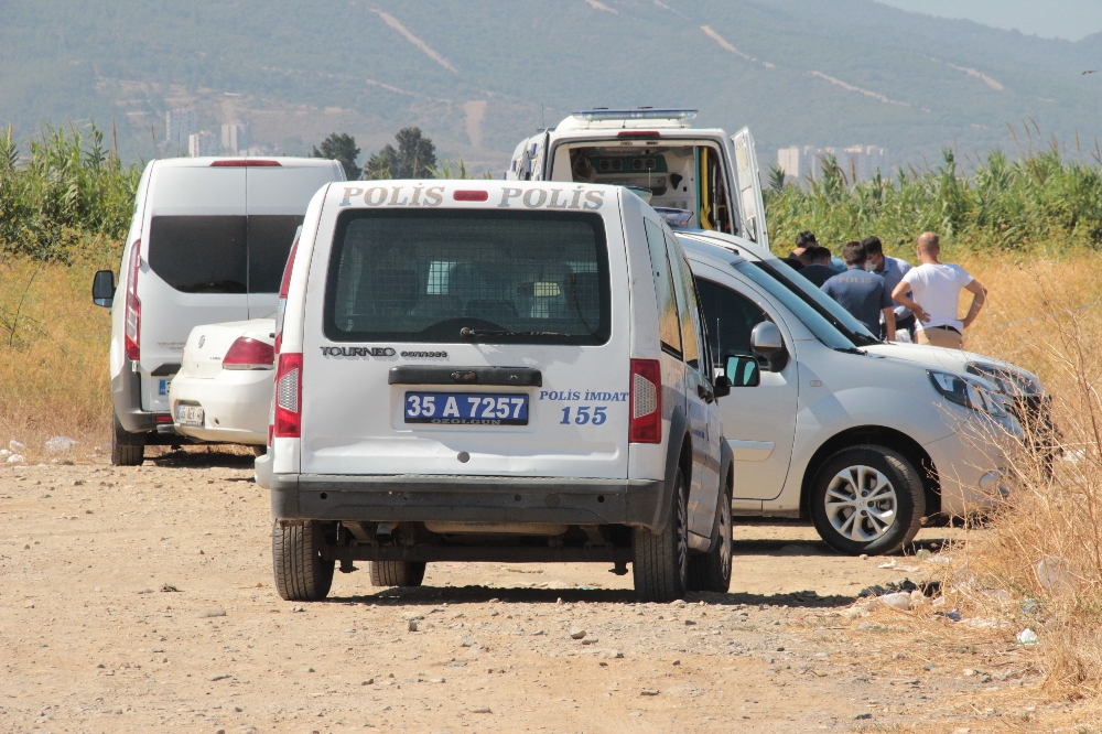 İzmir’de şüpheli ölüm: Aracının yanında ölü bulundu