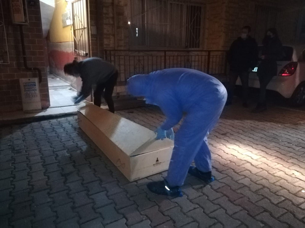 İzmir’de şüpheli ölüm: Trans birey çekyat içerisinde ölü bulundu
