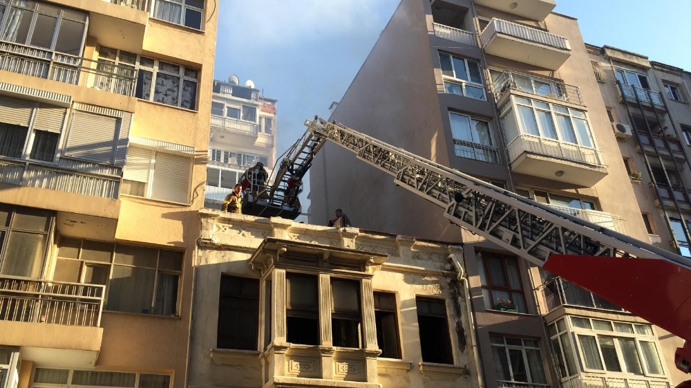 İzmir’de tarihi yapıda korkutan yangın