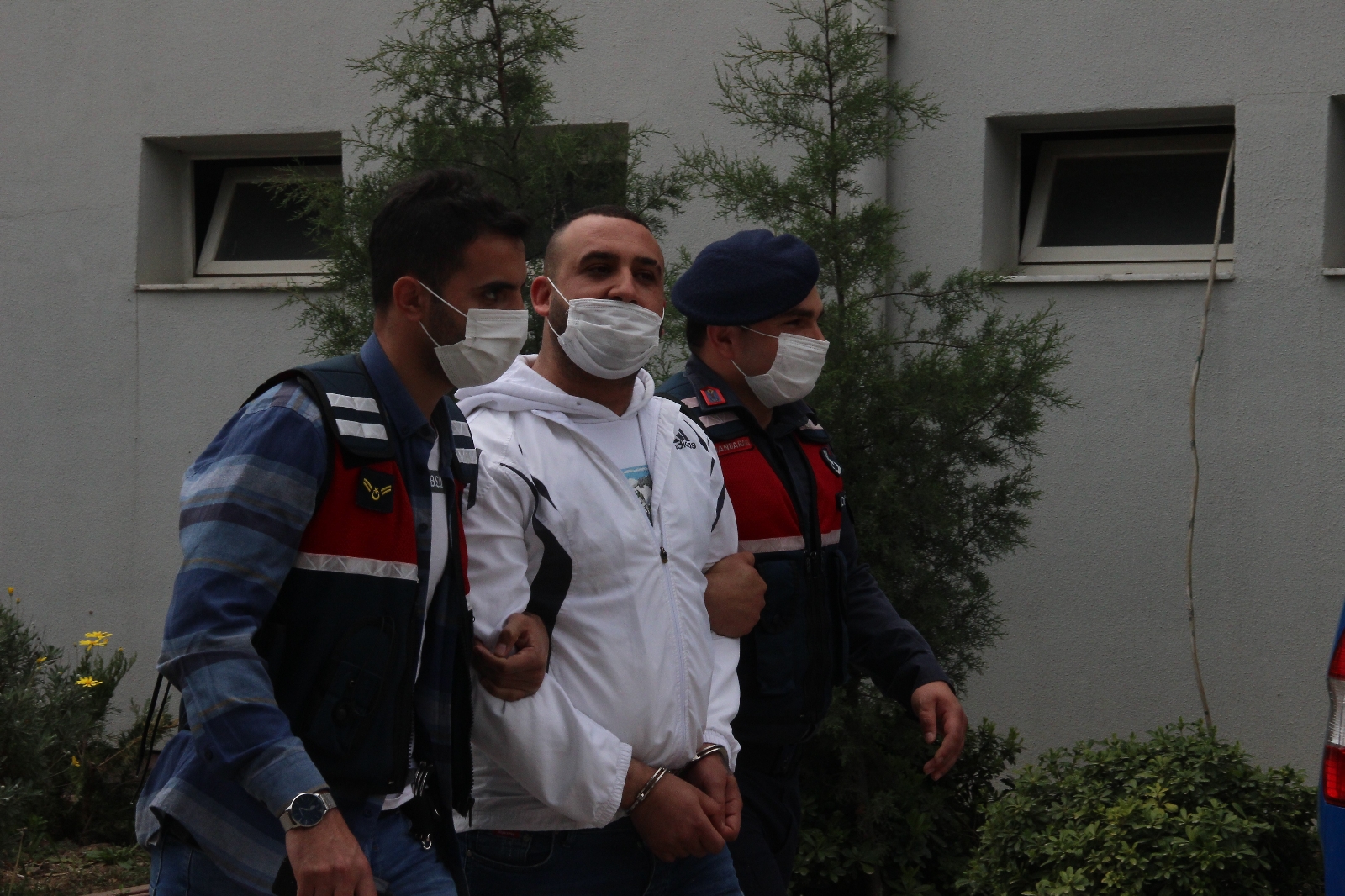 İzmir’de uyuşturucu şebekesi çökertildi: 20 gözaltı