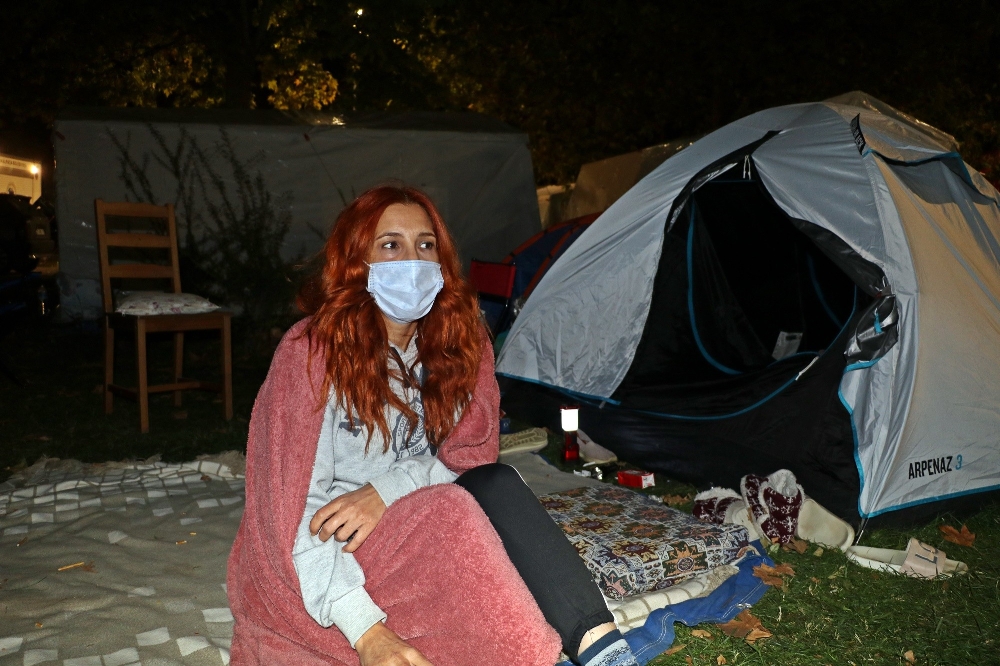 İzmir’de vatandaşlar çadırlarda kalmaya devam ediyor