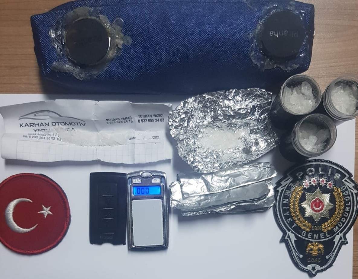 İzmir’de yakalanan uyuşturucu satıcısının yöntemi polisi bile şaşırttı