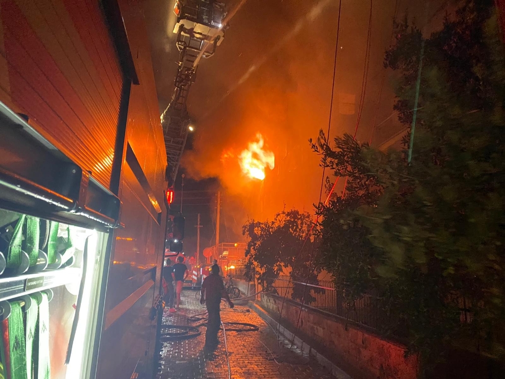 İzmir’de yangın dehşeti: 4 katlı bina yandı, anne ve bebeği kurtarıldı